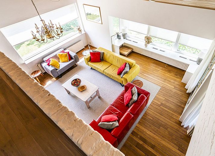 Gemuetliche Terrasse im Ferienhaus VZ937 in Koudekerke-Dishoek, Walcheren, umgeben von gruenen Gaerten und Natur.