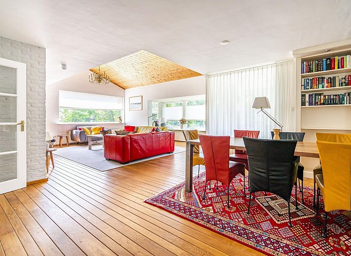 Gemuetliche Terrasse im Ferienhaus VZ937 in Koudekerke-Dishoek, Walcheren, umgeben von gruenen Gaerten und Natur.