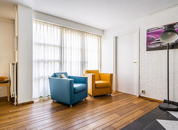 Gemuetliche Terrasse im Ferienhaus VZ937 in Koudekerke-Dishoek, Walcheren, umgeben von gruenen Gaerten und Natur.