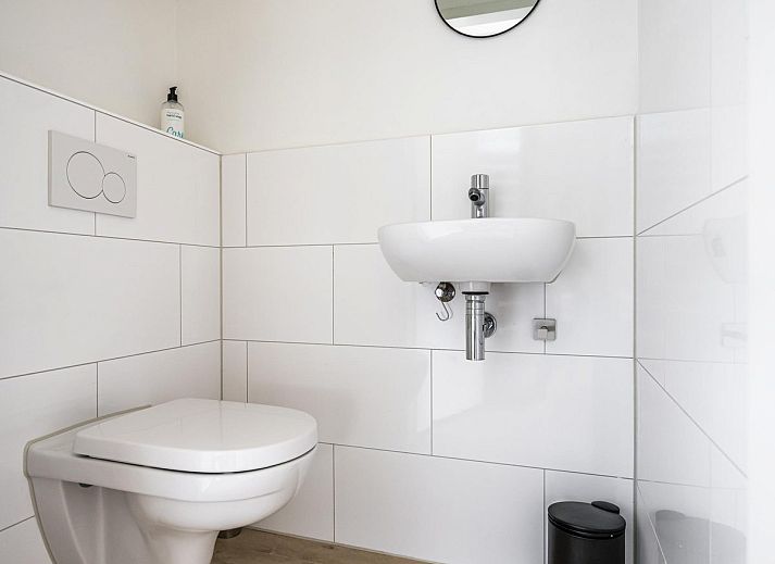 Das Ferienhaus VZ937 in Koudekerke-Dishoek, Walcheren, verfuegt ueber einen sonnigen Garten mit bequemen Sitzgelegenheiten.