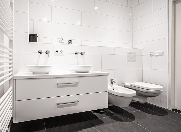 Helles und geraeumiges Wohnzimmer im Ferienhaus VZ937, Koudekerke-Dishoek, Walcheren, mit bunten Sofas und Holzdecke.