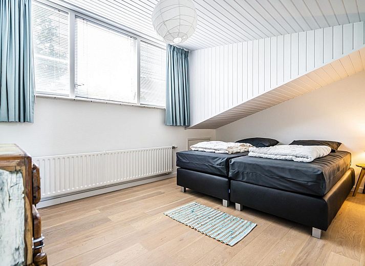 Helles und geraeumiges Wohnzimmer im Ferienhaus VZ937, Koudekerke-Dishoek, Walcheren, mit bunten Sofas und Holzdecke.