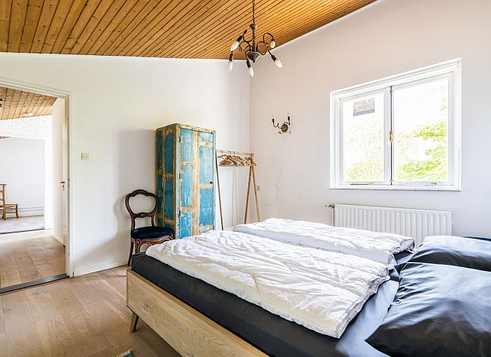 Helles und geraeumiges Wohnzimmer im Ferienhaus VZ937, Koudekerke-Dishoek, Walcheren, mit bunten Sofas und Holzdecke.