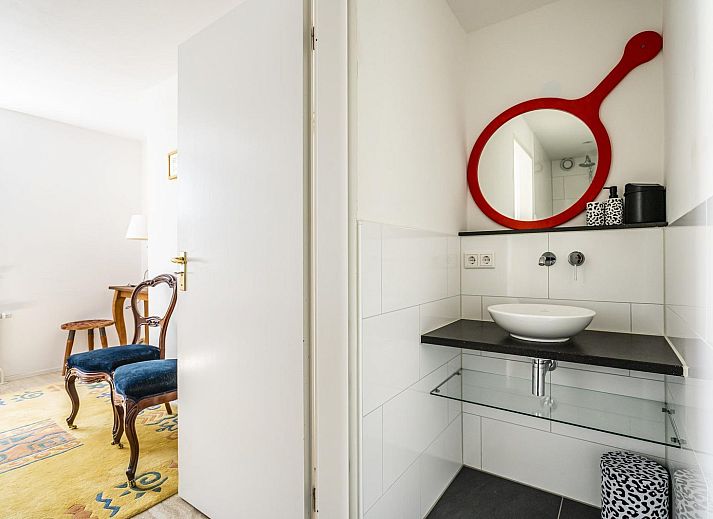 Das Ferienhaus VZ937 in Koudekerke-Dishoek, Walcheren, bietet ein geraeumiges Wohnzimmer mit viel Tageslicht.