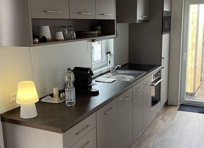 Chalet 165 in Koudekerke-Dishoek, Walcheren, Zeeland, met een uitnodigende veranda en groene omgeving voor een ontspannen vakantie.