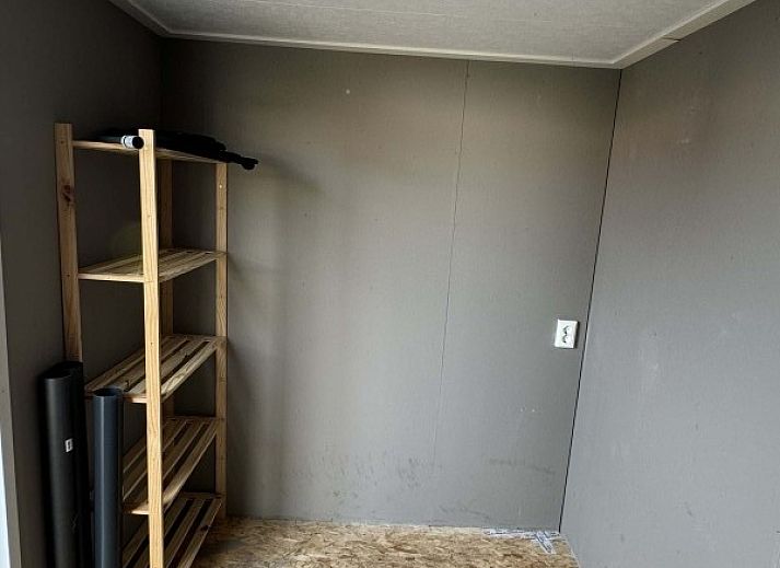 Moderne badkamer in Chalet 165, vakantiehuis in Koudekerke-Dishoek, Walcheren. Comfortabele douche en stijlvolle afwerking in Zeeland.