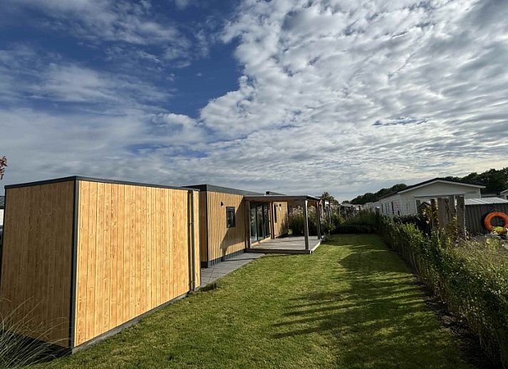 Moderne badkamer in Chalet 165, vakantiehuis in Koudekerke-Dishoek, Walcheren. Comfortabele douche en stijlvolle afwerking in Zeeland.