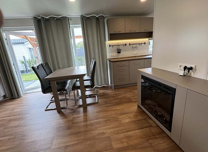 Moderne badkamer in Chalet 165, een vakantiehuis in Koudekerke-Dishoek, Walcheren, Zeeland, met stijlvolle douche en wastafel.