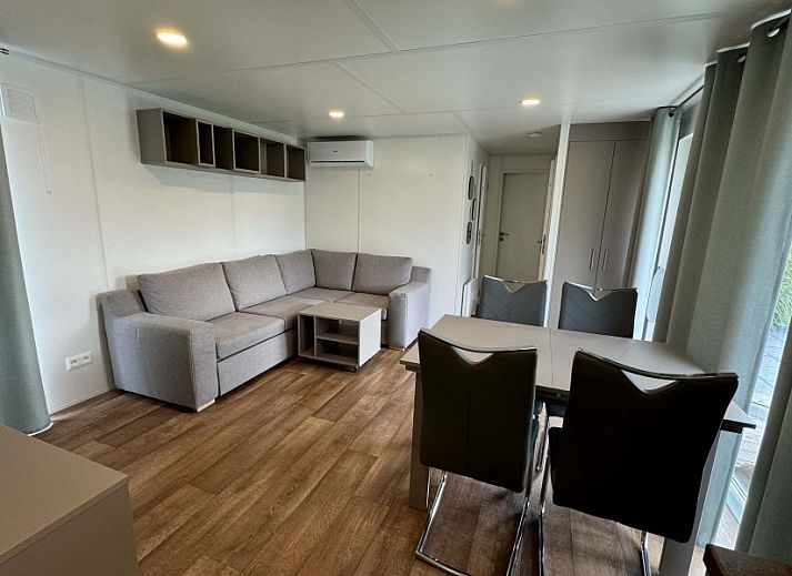 Moderne badkamer in Chalet 165, een vakantiehuis in Koudekerke-Dishoek, Walcheren, Zeeland, met stijlvolle douche en wastafel.