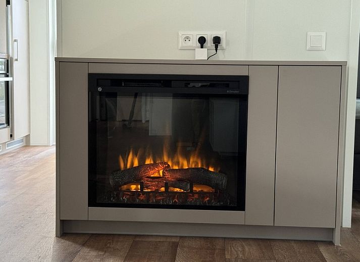 Moderne badkamer in Chalet 165, een vakantiehuis in Koudekerke-Dishoek, Walcheren, Zeeland, met stijlvolle douche en wastafel.