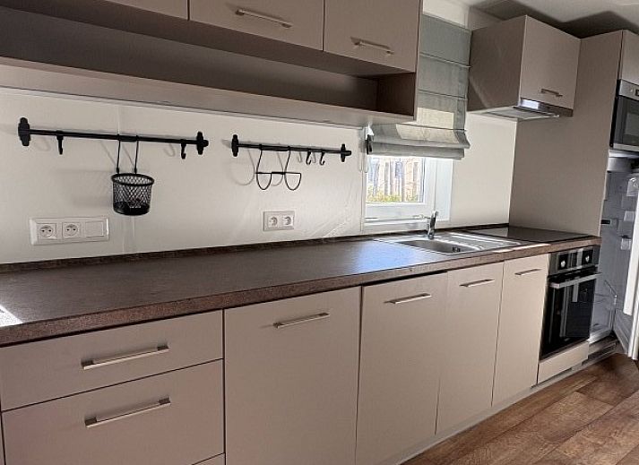 Moderne badkamer in Chalet 165, een vakantiehuis in Koudekerke-Dishoek, Walcheren, Zeeland, met stijlvolle douche en wastafel.