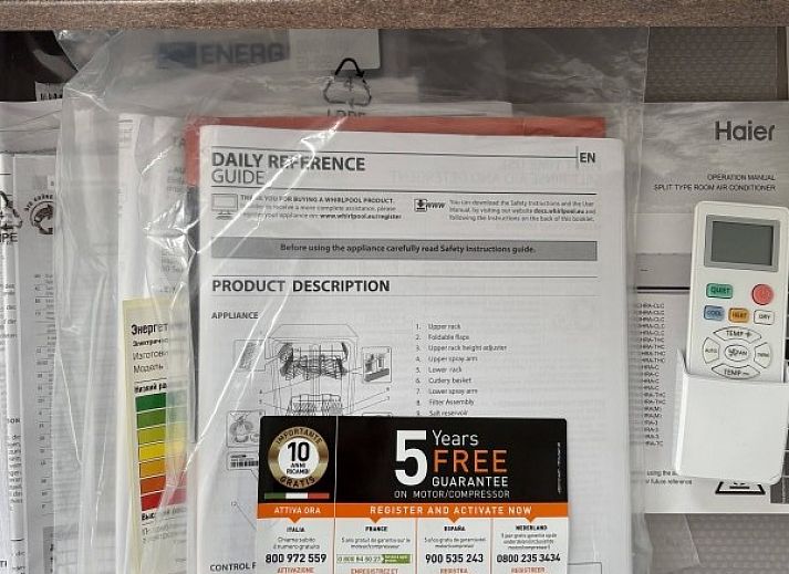 Binnenruimte van Chalet 165 in Koudekerke-Dishoek, Walcheren, Zeeland met moderne inrichting en uitzicht op de tuin.