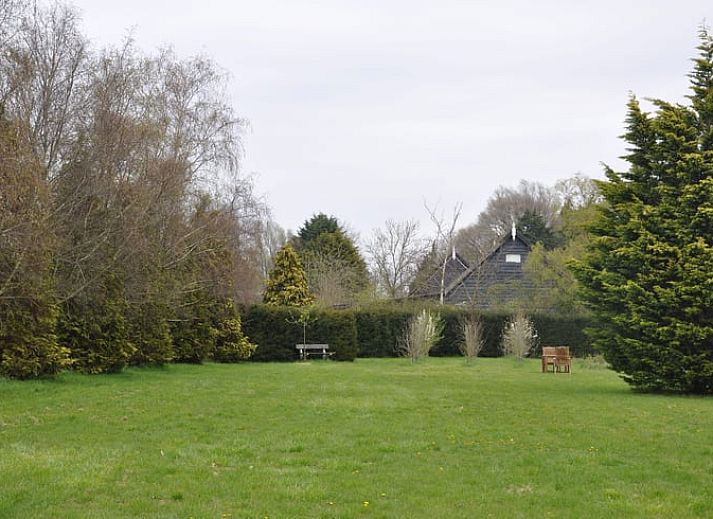 Ferienhaus in Nieuw en Sint Joosland, umgeben von einem bunten Garten in Walcheren, Zeeland.