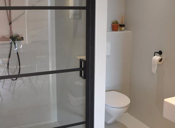 Gemuetlicher Essbereich im Ferienhaus in Nieuw en Sint Joosland, Walcheren, Zeeland.