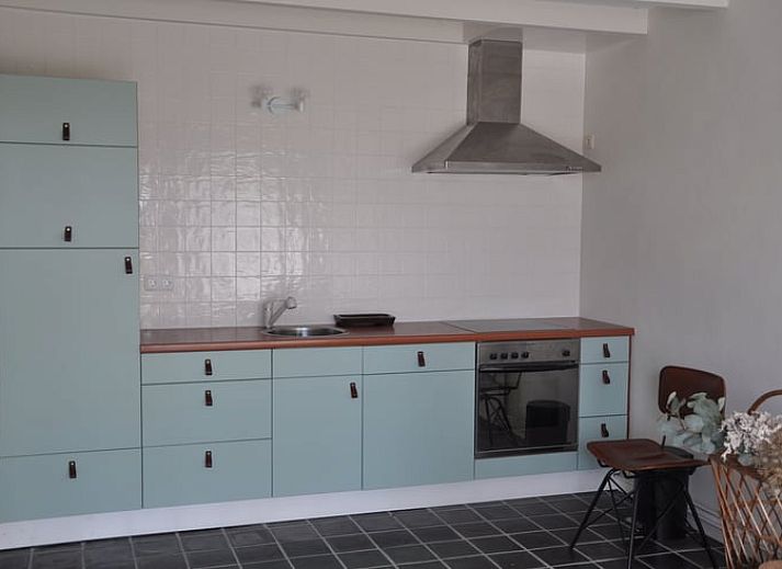 Blumen auf dem Tisch im Ferienhaus in Nieuw en Sint Joosland, Walcheren, Zeeland.