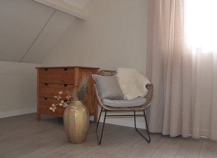 Blumen auf dem Tisch im Ferienhaus in Nieuw en Sint Joosland, Walcheren, Zeeland.