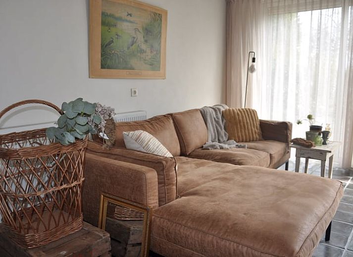 Blumen auf dem Tisch im Ferienhaus in Nieuw en Sint Joosland, Walcheren, Zeeland.