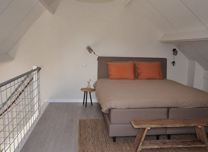 Geraeumiger gruener Garten im Ferienhaus in Nieuw en Sint Joosland, Walcheren, Zeeland.