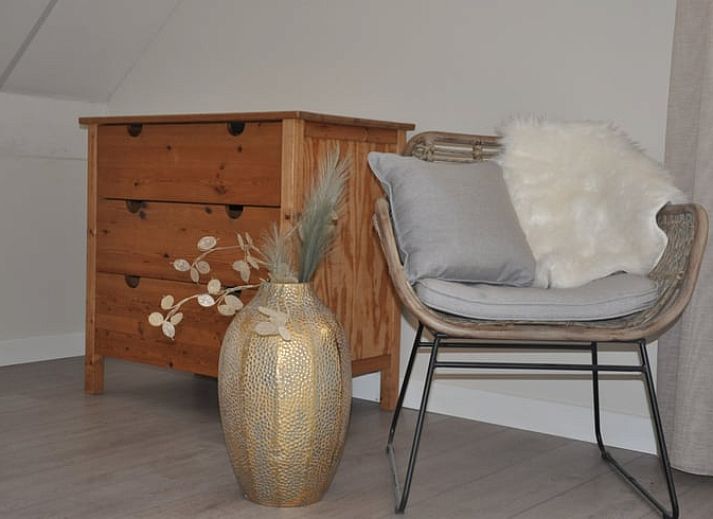 Geraeumiger gruener Garten im Ferienhaus in Nieuw en Sint Joosland, Walcheren, Zeeland.