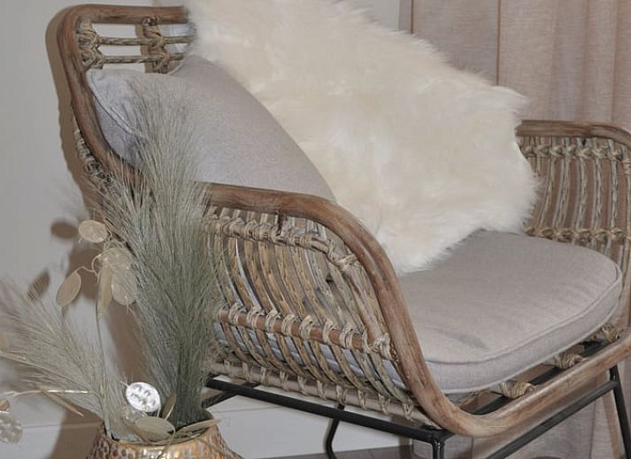 Geraeumiger gruener Garten im Ferienhaus in Nieuw en Sint Joosland, Walcheren, Zeeland.