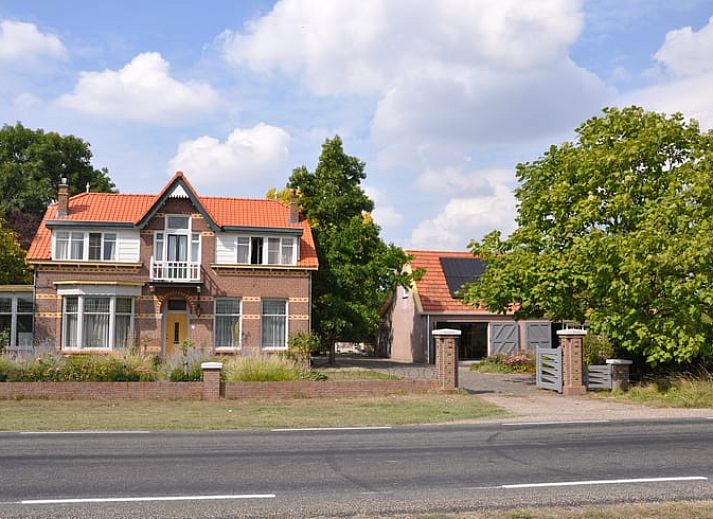 Rustikale Gartenumgebung des Ferienhauses in Nieuw en Sint Joosland, Walcheren, Zeeland.