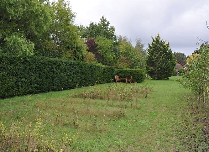 Glazen schuifdeuren openen naar een lichte binnenruimte in Vakantiehuis in Nieuw- en Sint Joosland, Walcheren, Zeeland.