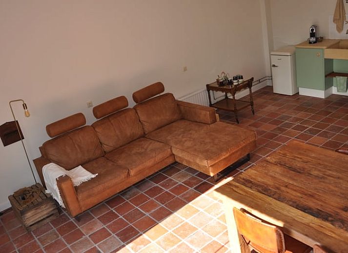 Ruime groene tuin met houten zitje bij Vakantiehuis in Nieuw- en Sint Joosland, Walcheren, Zeeland.