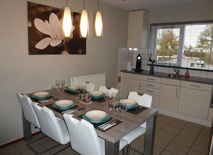 Gezellige woonkamer in vakantiehuis Fort Soleil, Breskens, met moderne inrichting en comfortabele zithoek, perfect voor ontspanning.