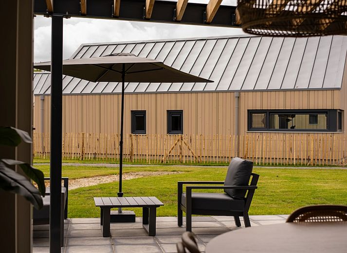 Stijlvolle woonkamer in Villa Luxe 4 MIVA, Breskens, vakantiehuis in Zeeland met gezellige inrichting.