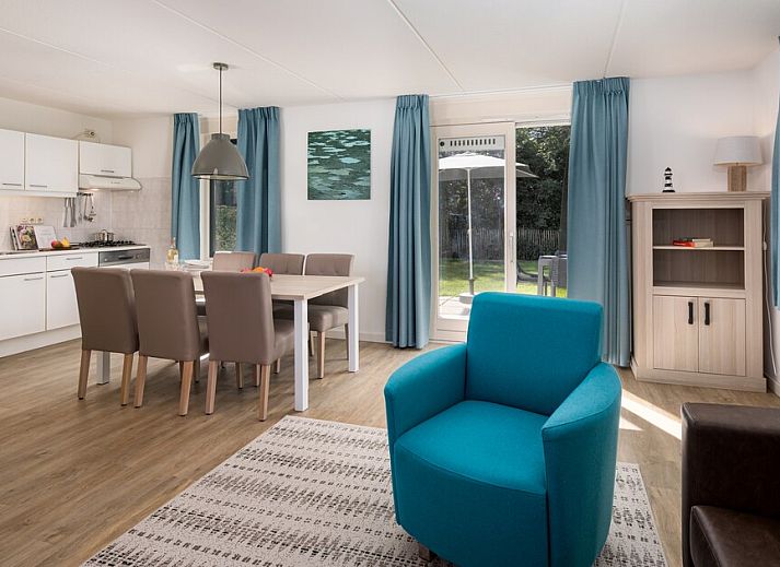 Gemuetliches Wohnzimmer im SAS Comfort Bungalow, Breskens, mit moderner Einrichtung und bequemer Sitzecke in Zeeuws-Vlaanderen, Zeeland.