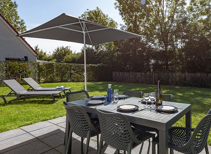 SAS Comfort Bungalow in Breskens, Zeeuws-Vlaanderen, Zeeland. Geniessen Sie den rustikalen Charme und die gruene Umgebung dieses Ferienhauses.