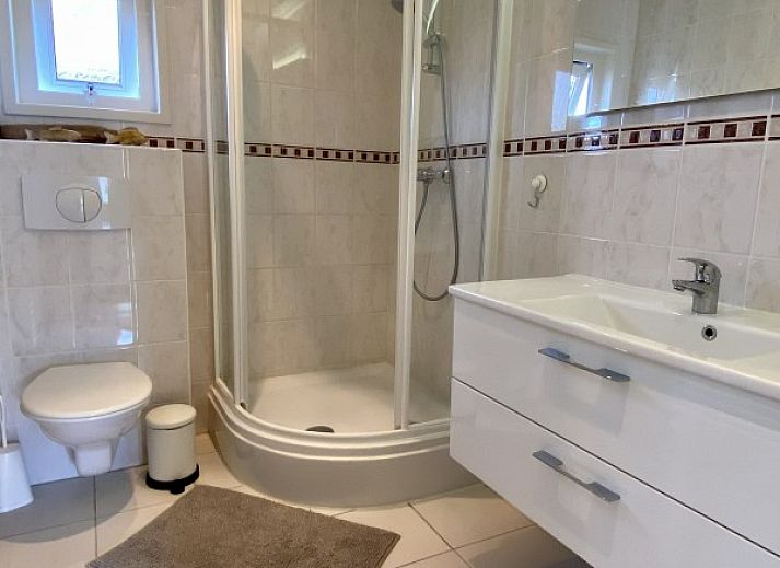 Gezellige woonkamer in Casa Mari, een chalet in Breskens, Zeeuws-Vlaanderen, met veel natuurlijk licht en comfortabel interieur.