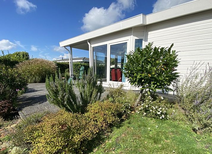 Gezellige woonkamer in Casa Mari, een chalet in Breskens, Zeeuws-Vlaanderen, met veel natuurlijk licht en comfortabel interieur.