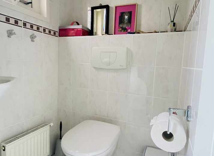 Moderne badkamer in Casa Mari chalet, Breskens, Zeeuws-Vlaanderen, met ruime douche en strakke inrichting voor ultiem comfort.