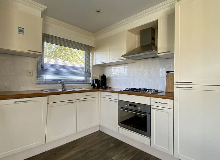 Moderne badkamer in Casa Mari chalet, Breskens, Zeeuws-Vlaanderen, met ruime douche en strakke inrichting voor ultiem comfort.
