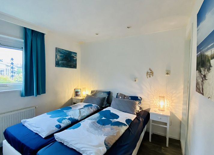 Moderne badkamer in Casa Mari chalet, Breskens, Zeeuws-Vlaanderen, met ruime douche en strakke inrichting voor ultiem comfort.