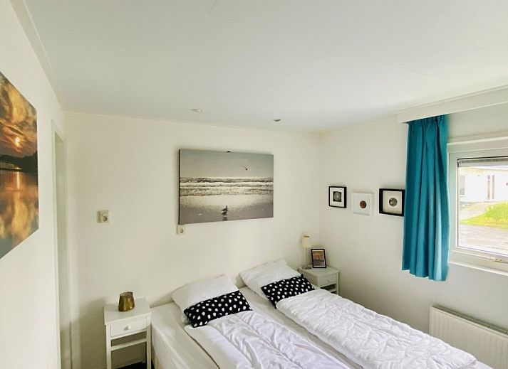 Moderne badkamer in Casa Mari chalet, Breskens, Zeeuws-Vlaanderen, met ruime douche en strakke inrichting voor ultiem comfort.