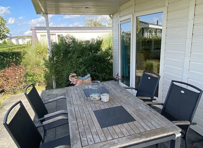 Authentieke decoratie in Casa Mari, chalet in Breskens, Zeeuws-Vlaanderen, met klompen en strandkunst voor een lokale sfeer.