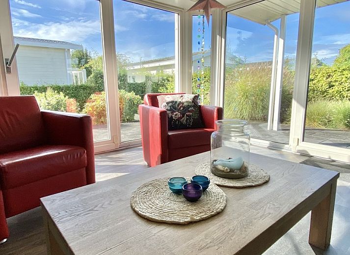 Authentieke decoratie in Casa Mari, chalet in Breskens, Zeeuws-Vlaanderen, met klompen en strandkunst voor een lokale sfeer.