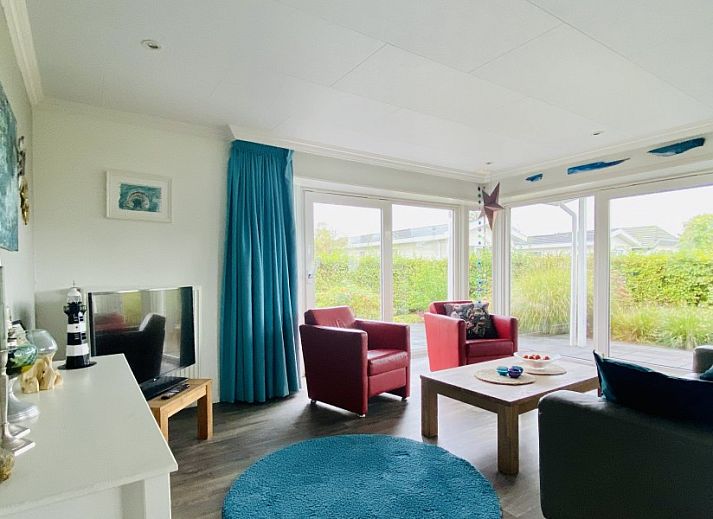 Authentieke decoratie in Casa Mari, chalet in Breskens, Zeeuws-Vlaanderen, met klompen en strandkunst voor een lokale sfeer.