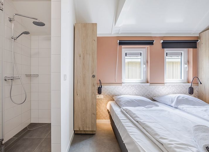 Stilvolles Wohnzimmer der Villa Luxe 4, ein Ferienhaus in Breskens, Zeeuws-Vlaanderen, mit moderner Einrichtung und viel natuerlichem Licht.