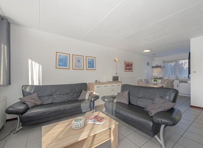 Bungalow ZWAL in Breskens, Zeeuws-Vlaanderen, Zeeland mit einer charmanten Fassade und gruener Umgebung.