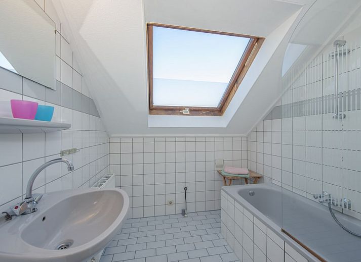 Gemuetliches Wohnzimmer im Bungalow ZWAL in Breskens, Zeeuws-Vlaanderen, Zeeland. Gemuetliche Sitzecke mit modernen Moebeln und viel natuerlichem Licht.