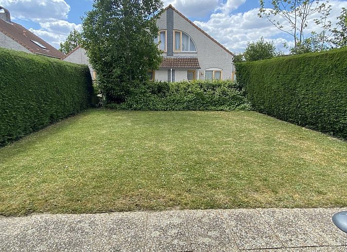 VZ407 Ferienhaus Breskens in Zeeuws-Vlaanderen, grosser Garten mit Terrasse und Sitzgelegenheit.