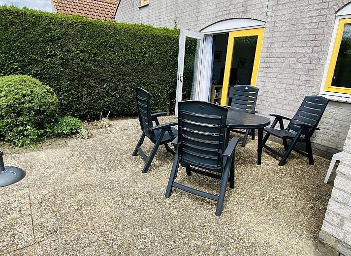 VZ407 Ferienhaus Breskens in Zeeuws-Vlaanderen, grosser Garten mit Terrasse und Sitzgelegenheit.