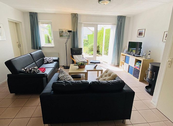 VZ407 Ferienhaus Breskens in Zeeuws-Vlaanderen, grosser Garten mit Terrasse und Sitzgelegenheit.