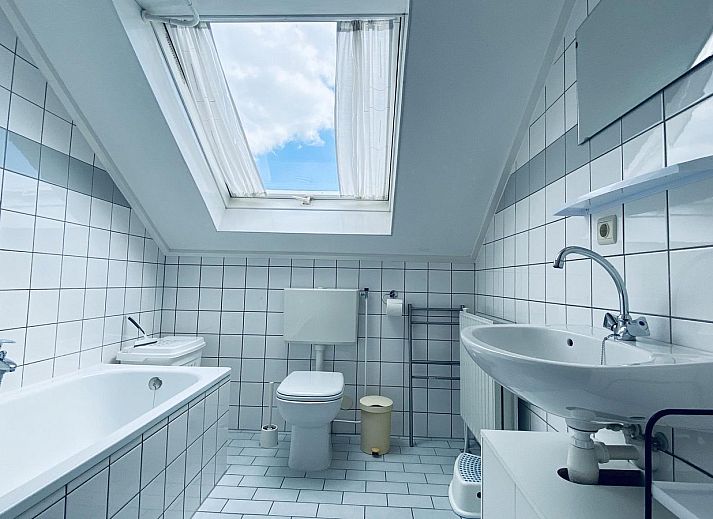 Die gemuetliche Terrasse von VZ407 Ferienhaus Breskens ist ideal fuer Mahlzeiten im Freien in Zeeuws-Vlaanderen.