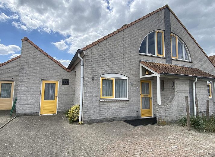 Gemuetliches Wohnzimmer von VZ407 Ferienhaus Breskens, mit Sitzecke und Gartenblick.