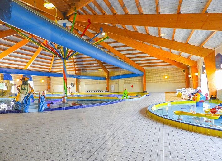 Offenes Wohnzimmer und Kueche in VZ407 Ferienhaus Breskens, ideal fuer einen Familienurlaub.