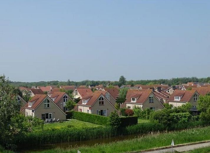 Offenes Wohnzimmer und Kueche in VZ407 Ferienhaus Breskens, ideal fuer einen Familienurlaub.